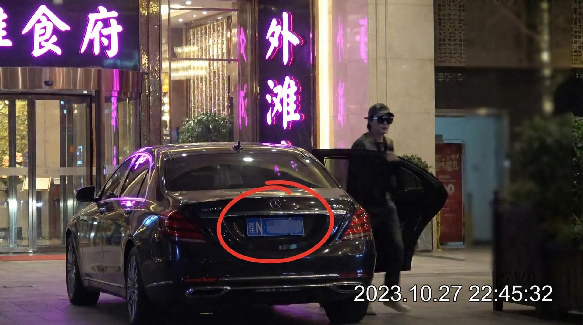 《每日吃瓜》_每日吃瓜最新地址 | 深度揭秘每日吃瓜 - 豪车餐厅外被拍